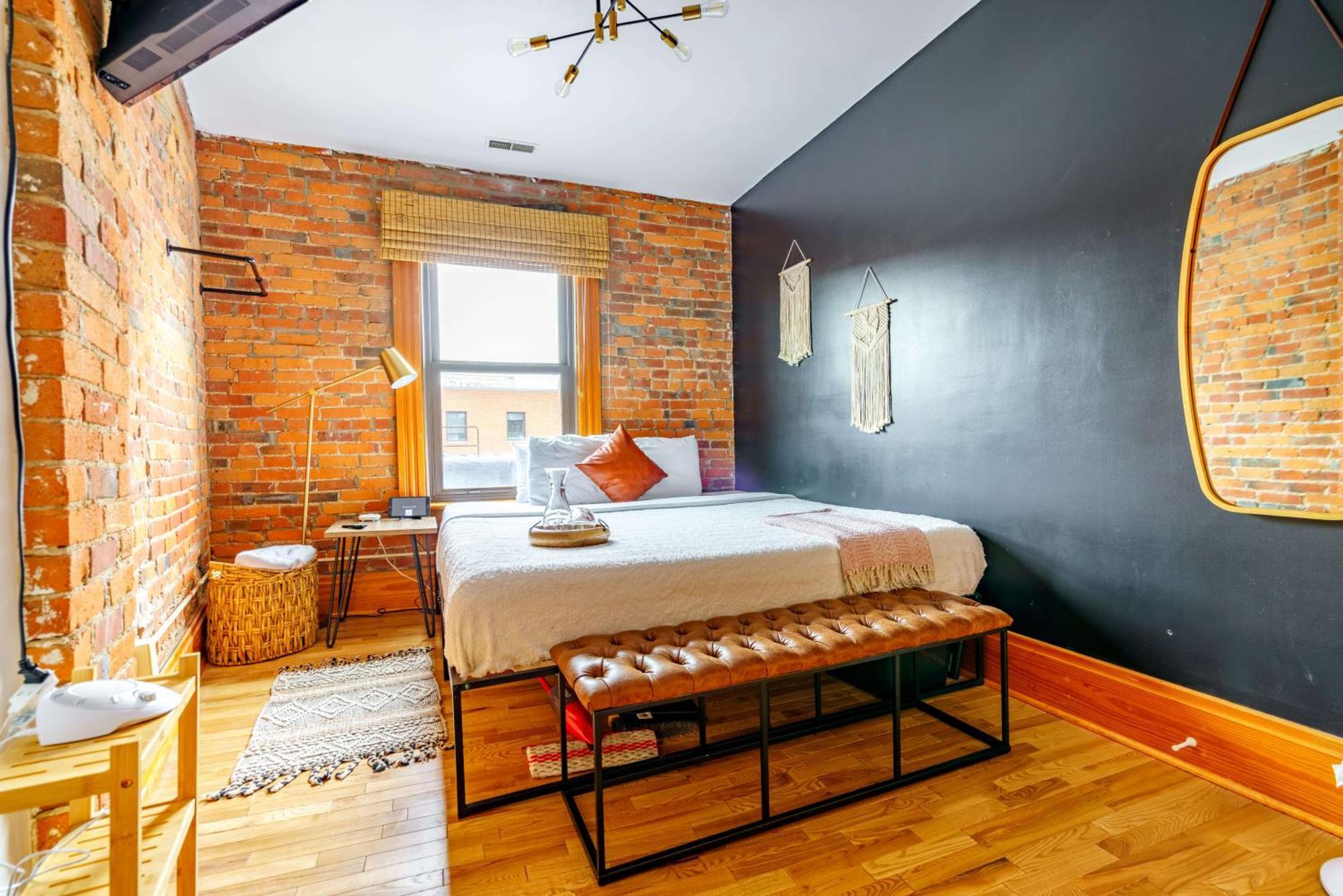 Prime Location Rated Clean Parking Free Hotel